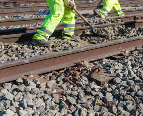 Arbeiders aan het werk bij treinsporen